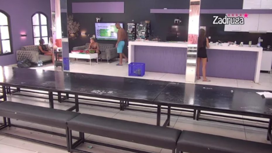 OTKRIVENA NAJVEĆA TAJNA Ana Jovanović večeras je sa zadrugarima podelila nešto iz detinjstva, svi ostali u šoku