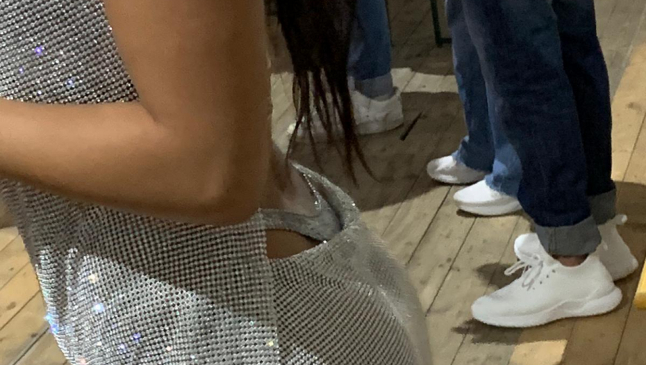 Angelina ne može da obuzda haljinu