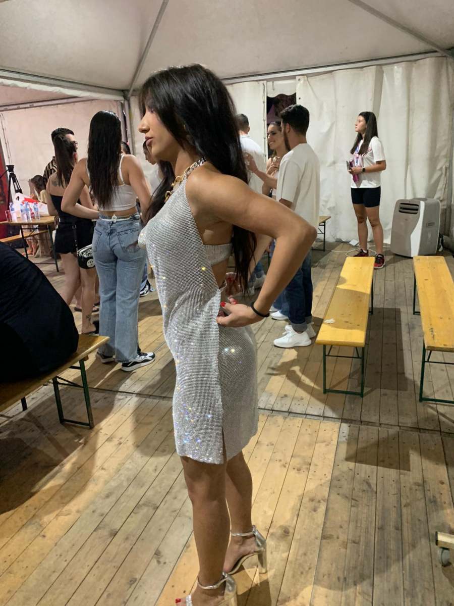 NE MOŽE DA OBUZDA HALJINU Angelina je pred nastup imala problem, sevnule tanga gaćice (FOTO)