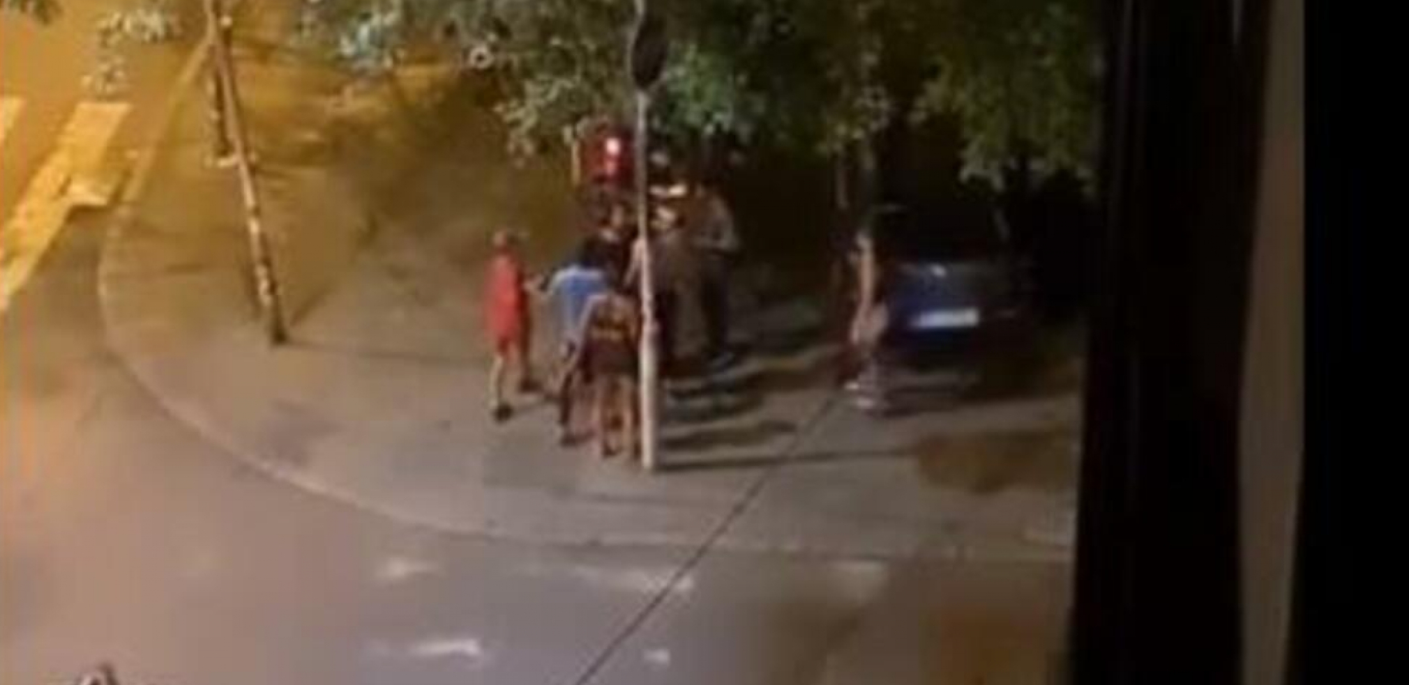NJIH ŠESTORO NA JEDNOG Žestoka  tuča na Južnom Bulevaru, dobija udarac u lice i pada (VIDEO)