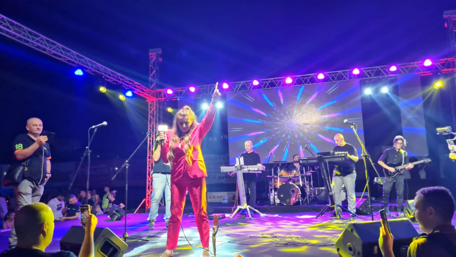 OVACIJE ZA VIKI MILJKOVIĆ 20.000 ljudi dočekalo pobednika Zvezda Granda u Tešnju (FOTO)