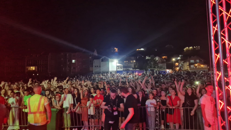 OVACIJE ZA VIKI MILJKOVIĆ 20.000 ljudi dočekalo pobednika Zvezda Granda u Tešnju (FOTO)