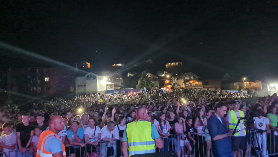 OVACIJE ZA VIKI MILJKOVIĆ 20.000 ljudi dočekalo pobednika Zvezda Granda u Tešnju (FOTO)