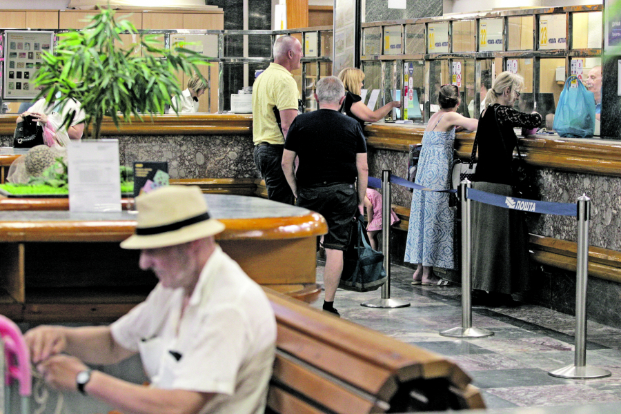 PRIMLJENO 100.000 PRIJAVA ZA VAUČERE, JUBILARNA U NIŠKOJ POŠTI  Interesovanje građana za odmor u Srbiji ne jenjava