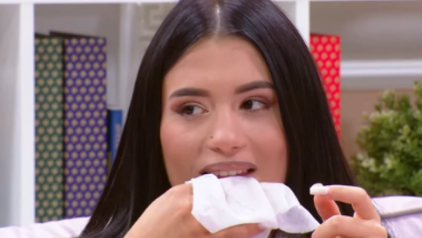 VODITELJKA NATERALA ZVEZDU GRANDA DA SKINE ŠMINKU Haos uživo u emisiji, pevačica (16) prvo krenula sa trepavicama: Izgledam kao baba