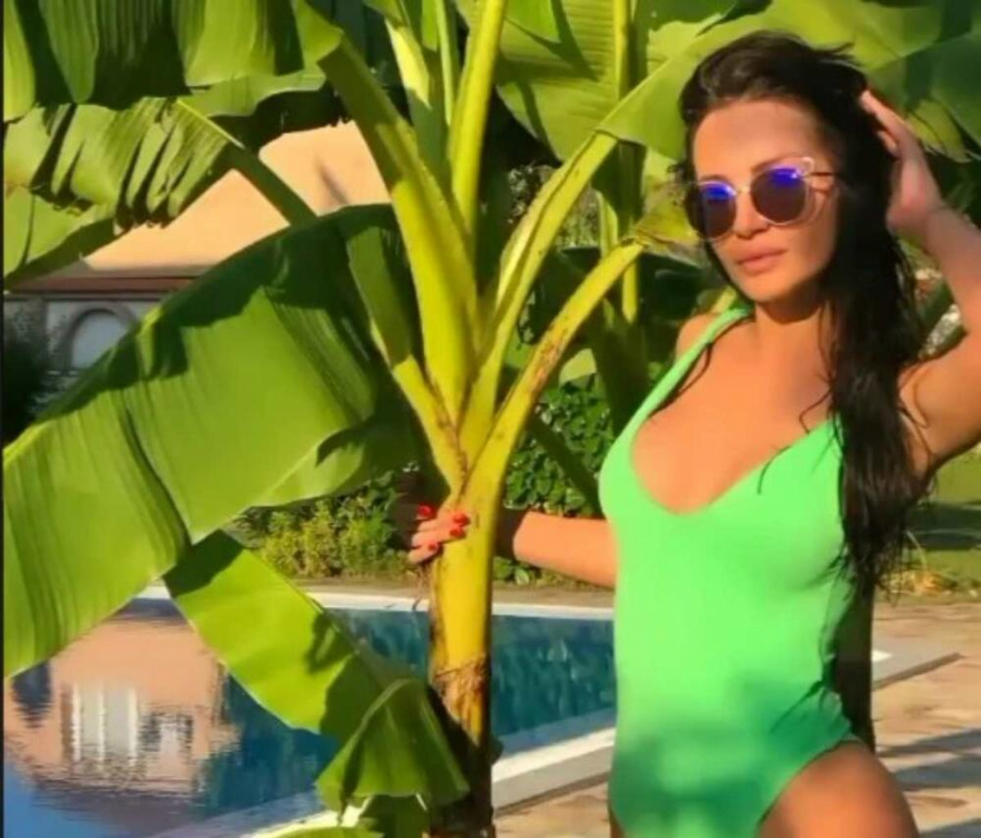 IZVAJANA TELA I SE*SI POZE OD KOJIH ZASTAJE DAH Ćerke poznatih provociraju na letovanju, skinule se i raspametile svojim izgledom (FOTO)