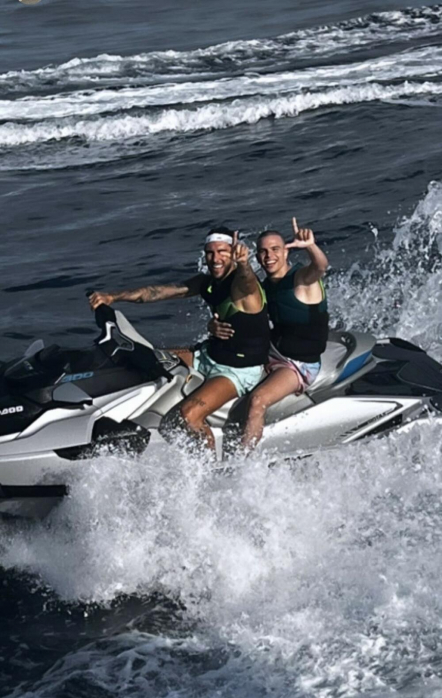 VOJAŽ NA IBICI SA ANASTASIJOM I GUDELJEM Odala ih fotografija, lumpuju do kasno u noć, a pridružio im se i ovaj poznati fudbaler