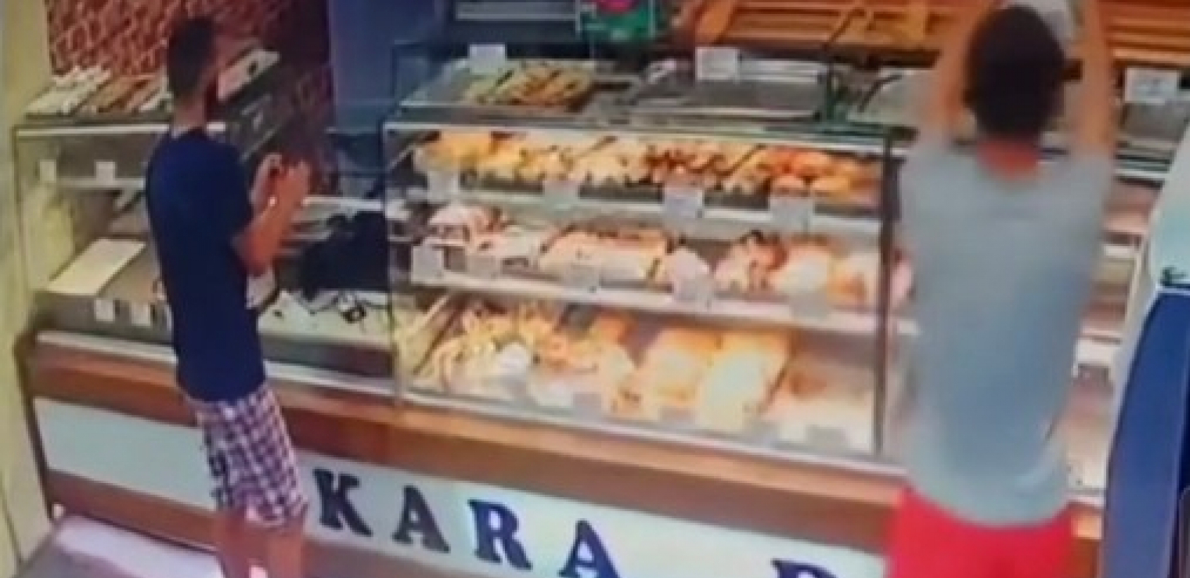 SRAMNA KRAĐA U BORČI Lopov utrčao u pekaru, pa odneo kutiju sa novcem za bolesnu decu (VIDEO)