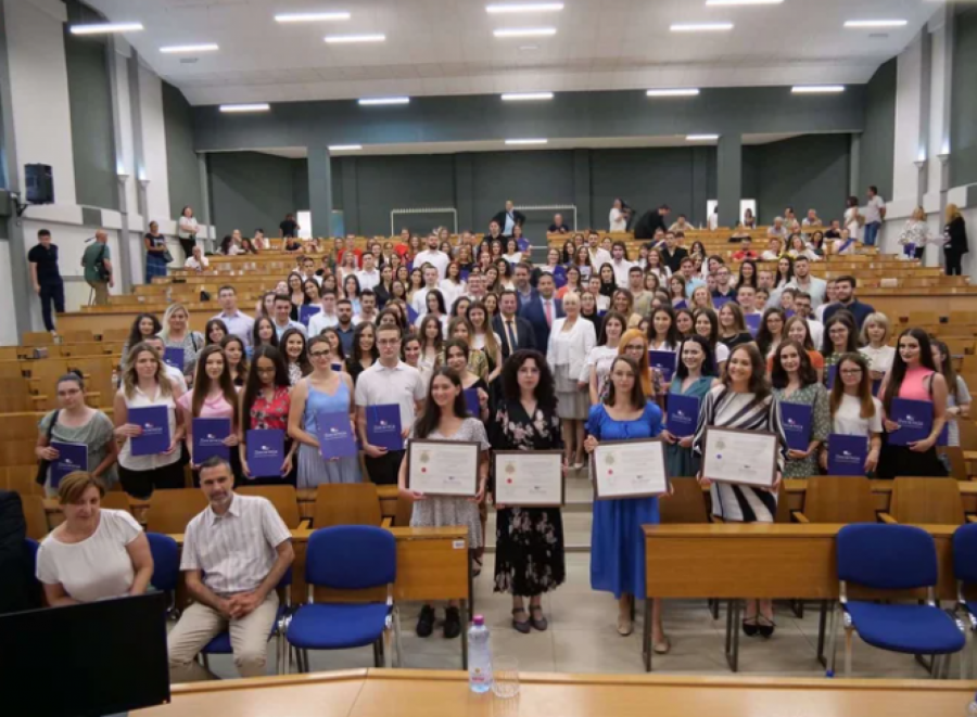 BRAVO, TAKO SE PODSTIČU MLADI Ministar Udovičić dodelio stipendije najboljim studentima Univerziteta u Kragujevcu