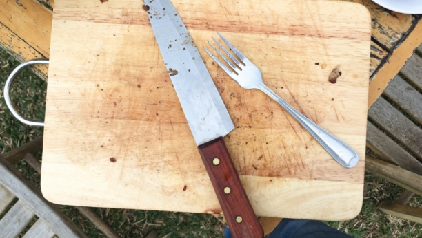 CEO ŽIVOT POGREŠNO ČISTIMO DASKU ZA SEČENJE Na njoj ostaje gomila bakterija, a samo je jedan način da ih se rešite!