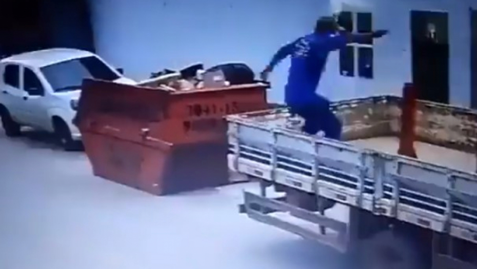 IZBEGAO TRAGEDIJU U POSLEDNJEM TRENUTKU Muškarac krenuo da pada sa kamiona, pa je uradio nešto neverovatno, sve se desilo u sekundi (VIDEO)