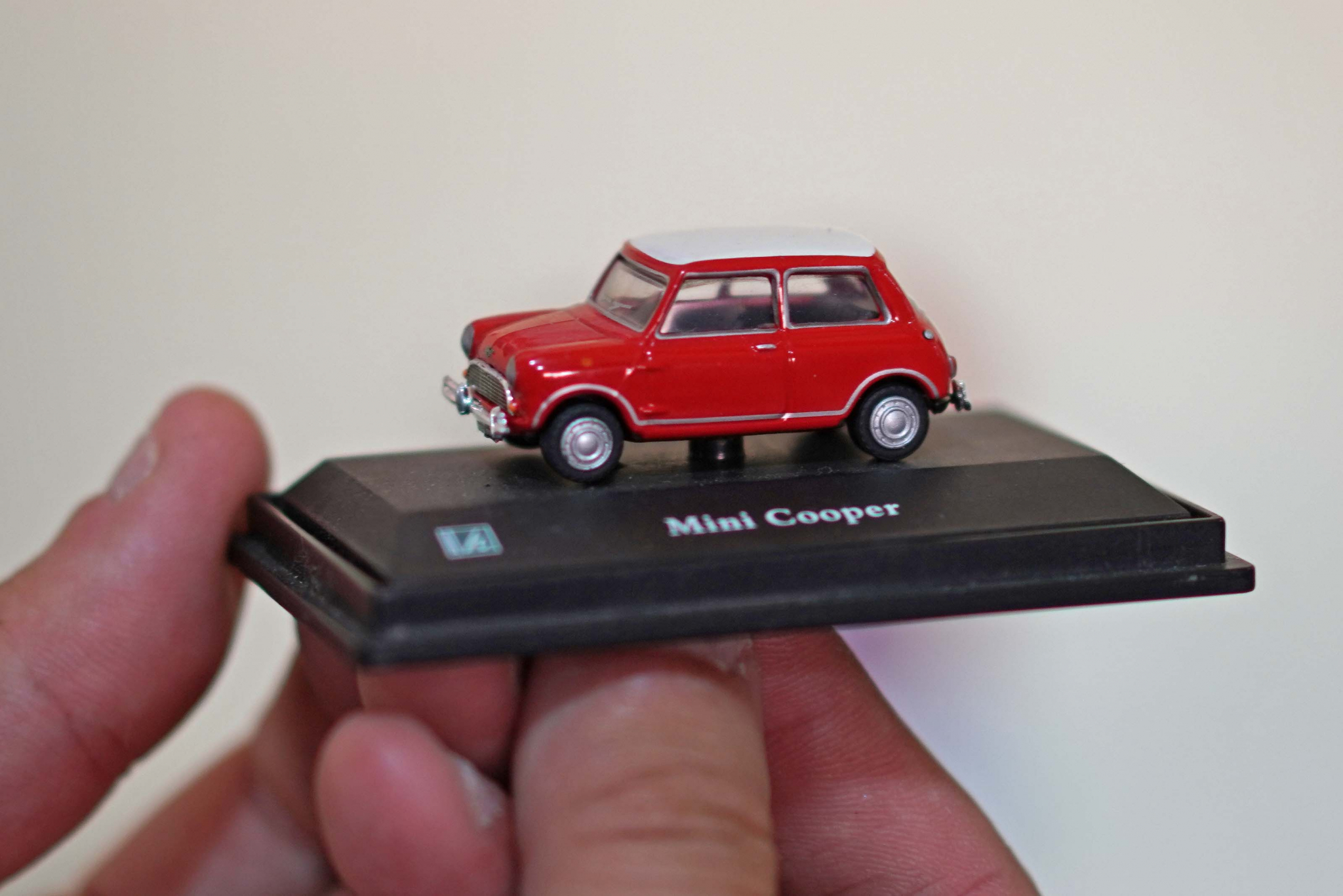 LEPOTANI OD 100 DINARA I ONI KOJI NEMAJU CENU Sjajna ponuda na drugom Sajmu minijaturnih automobila u Jagodini