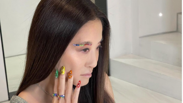 POZNATA DIZAJNERKA IMA 73 GODINE, A IZGLEDA KAO DA IMA 20 Mladolikostduguje jednom alkoholnom piću, a ceo svet je šokiran fotografijama sa žurke