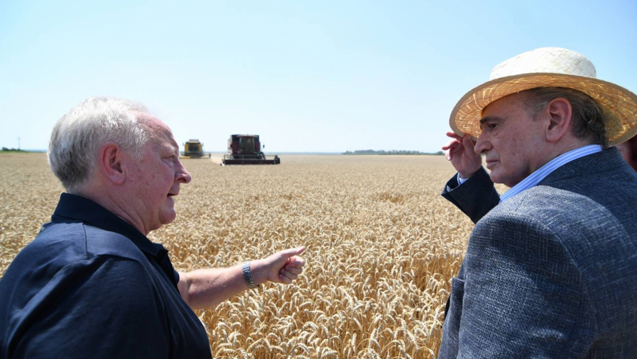 "ŽETVENI DAN" U PLAVNI I MLADENOVU Krkobabić: Sve prolazi, paori ostaju, pšenica ostaje i država Srbija ostaje