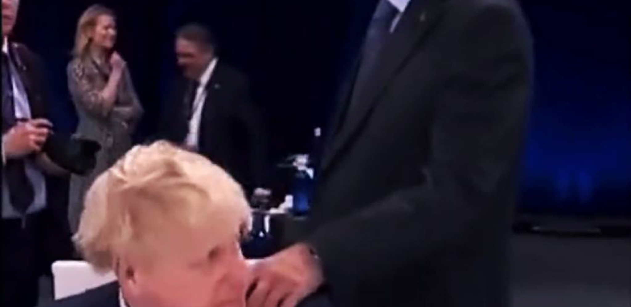 BORIS DŽONSON SKOČIO KAO OPAREN Preplašio ga ovaj predsednik države, o snimku bruji čitav svet (VIDEO)