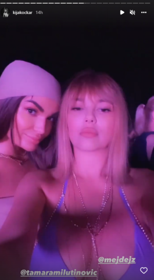 RASPAMETILA PRATOCE SVOJIM IZGLEDOM Kija Kockar u kupaćem kostimu otišla na žurku i jedva obuzdala bujne grudi, internet gori (FOTO)