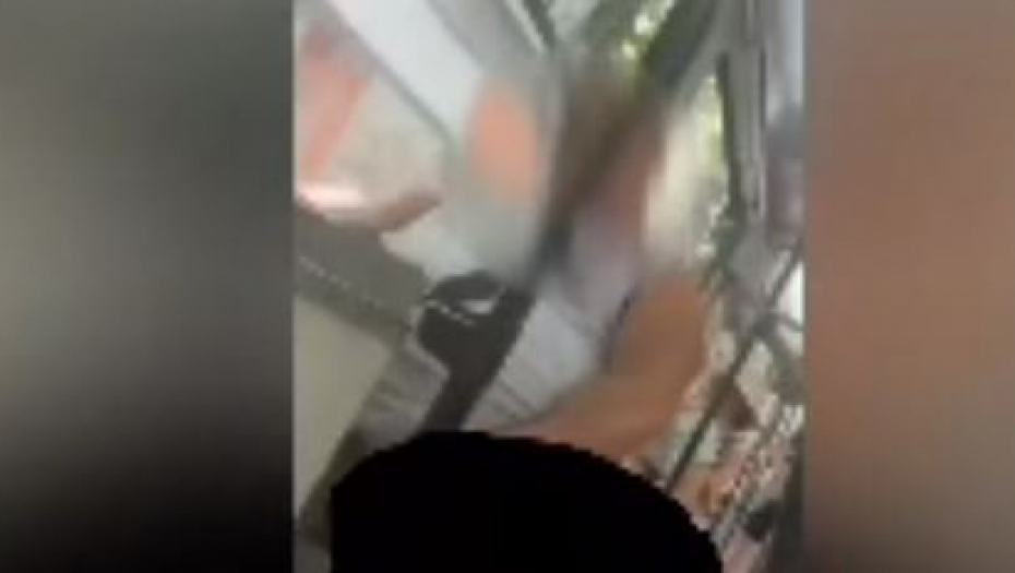 STRAVIČNA SCENA U TRAMVAJU 12 Muškarac se samozadovoljava dok gleda devojke, ne mareći za druge putnike (VIDEO)