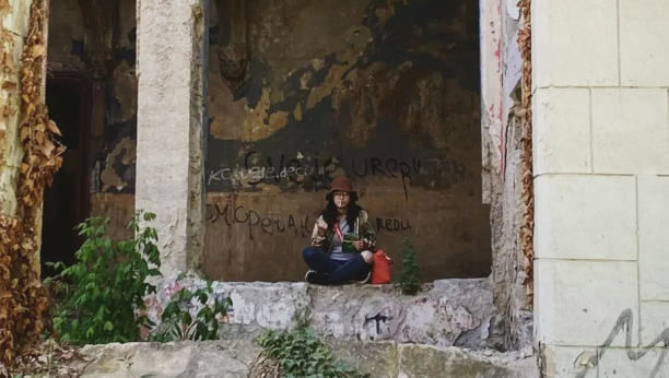 REŠILA DA ZASUČE RUKAVE: Potez mlade srpske umetnice je za svaku pohvalu, njen potez mnogima može da posluži kao primer