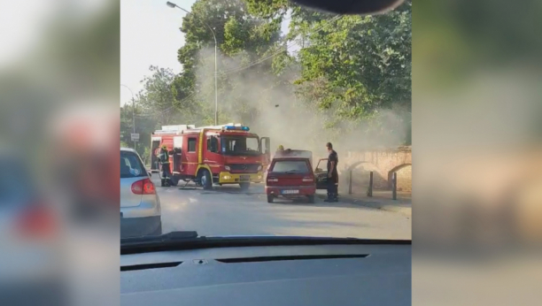 VATRENA BOMBA NA TOČKOVIMA Zapalio se auto u pokretu u Čačku, žena vozač izletela napolje (FOTO/VIDEO)