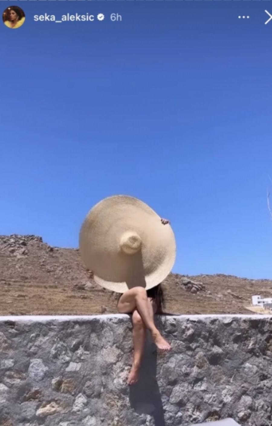 OD SILNIH ŽURKI NE STIŽEM DA SE SLIKAM Seka Aleksić ludo se provodi na letovanju, snimila muškarce u gaćama kako igraju na bini