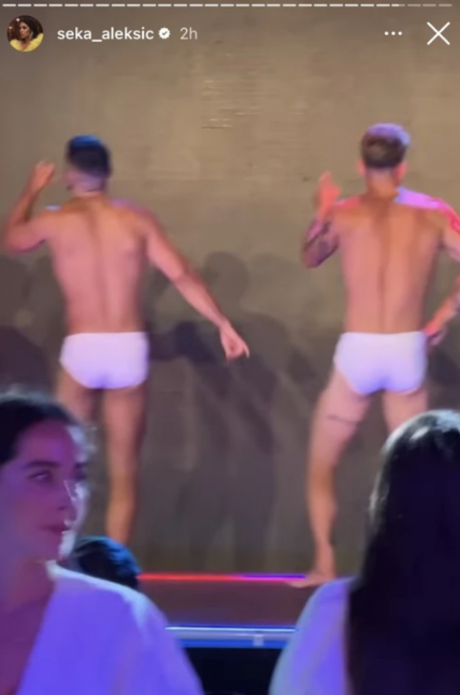 OD SILNIH ŽURKI NE STIŽEM DA SE SLIKAM Seka Aleksić ludo se provodi na letovanju, snimila muškarce u gaćama kako igraju na bini