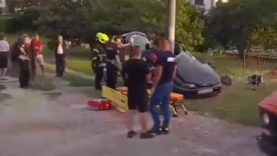 SCENE UŽASA KOD OBRENOVCA Nakon teške nesreće vatrogasci seku smrskano vozilo da izvuku putnike (VIDEO)