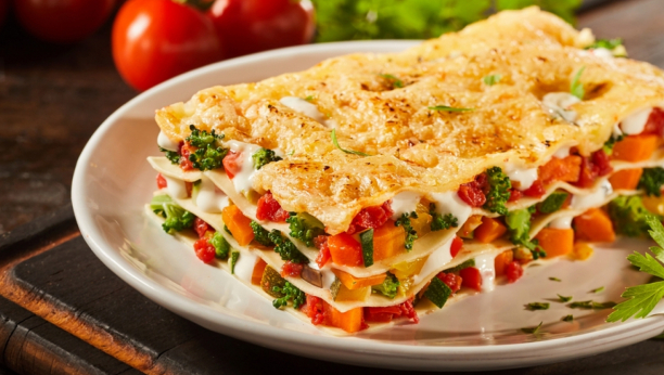 NA PRVI ZALOGAJ SE VEĆ TOPI U USTIMA: Recept za lazanje sa povrćem, nećete primetiti da nema mesa