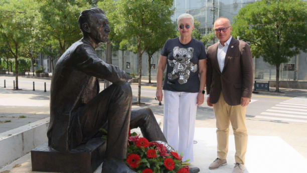 PEKIĆ, ČERČIL I VISKI: Vesić podelio zanimljivu priču o čuvenom književniku na godišnjicu njegove smrti (FOTO)