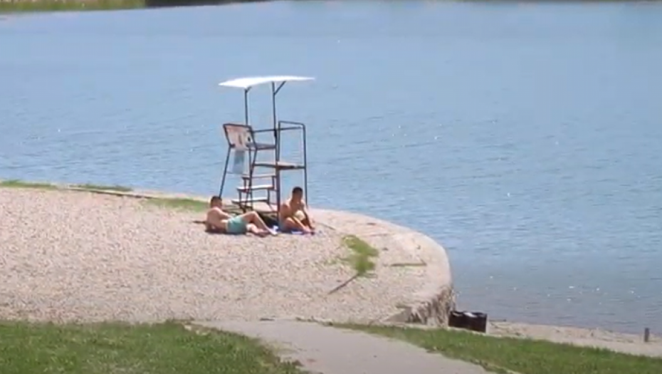 HOROR NA PLAŽI U KRAGUJEVCU! UDAVIO SE ZBOG OPKLADE Došao na jezero pijan pa se kladio da može da ga prepliva