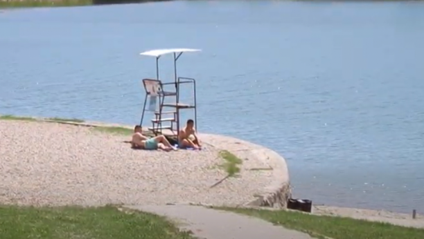 HOROR NA PLAŽI U KRAGUJEVCU! UDAVIO SE ZBOG OPKLADE Došao na jezero pijan pa se kladio da može da ga prepliva