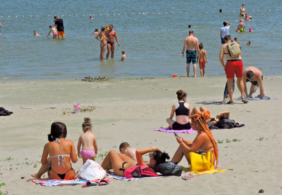 ZEMUNSKO MORE Uređena je plaža i tereni za sportove na pesku, pijaća voda i tuševi: Otvorena kupališna sezona na Lidu