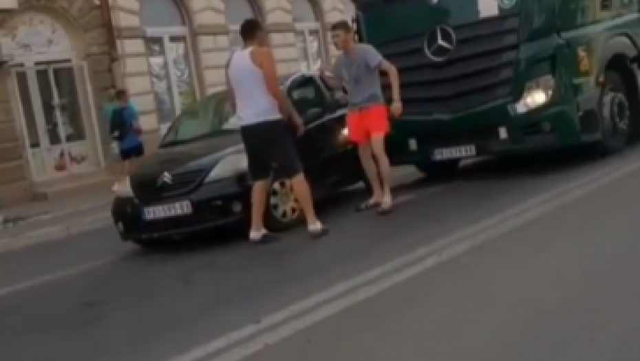 OBRAČUN NASRED ULICE Ratoborni vozači blokirali saobraćaj u Vršcu! (VIDEO)