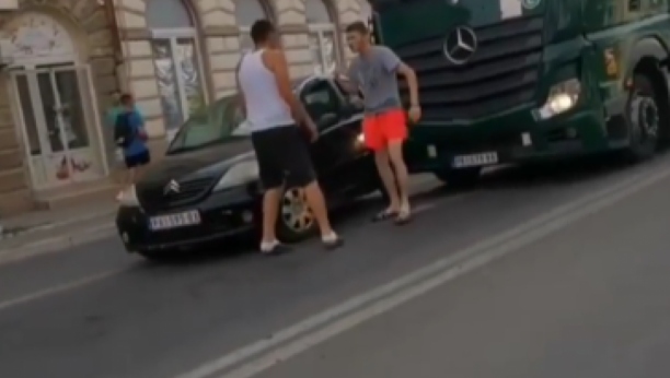 OBRAČUN NASRED ULICE Ratoborni vozači blokirali saobraćaj u Vršcu! (VIDEO)