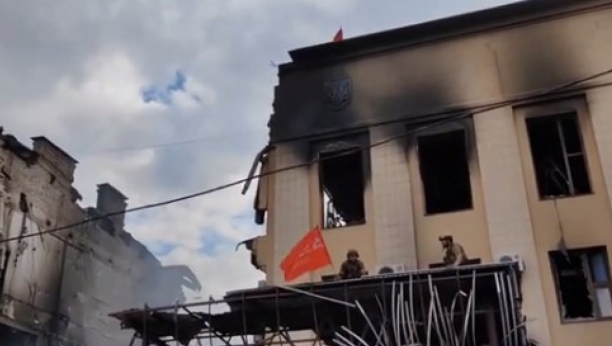 RUSKA ZASTAVA NAD LISIČANSKOM Snimak pokazuje kako se vijori na gradskoj kući (VIDEO)
