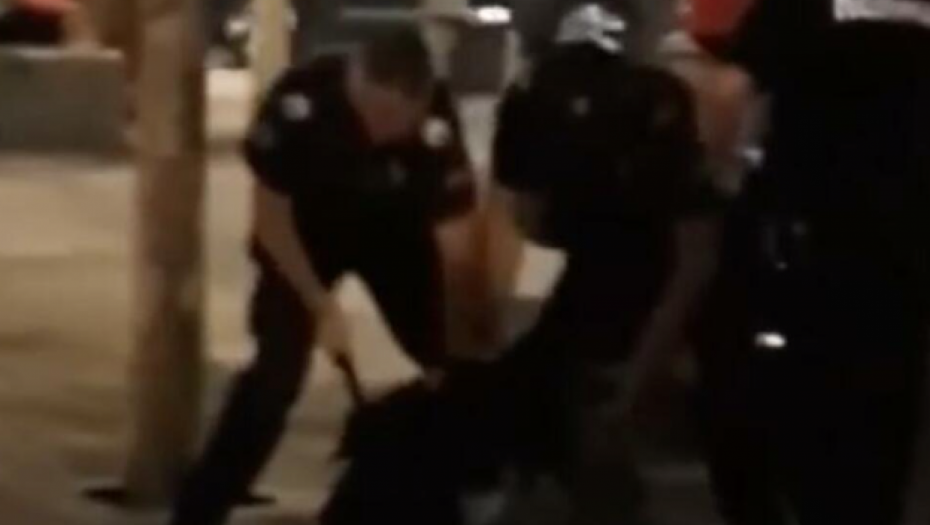 VITLAO NOŽEM NASRED TRGA REPUBLIKE!  Uznemirujući prizor u centru Beograda, muškarac preti ubistvom! (VIDEO)