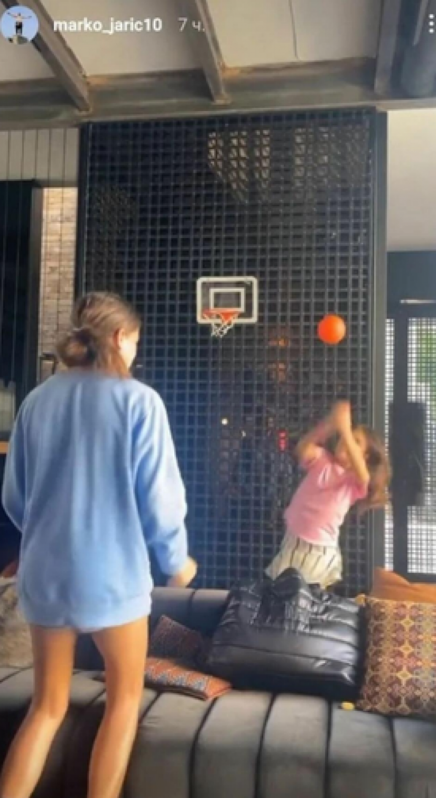 STIGLE ĆERKE MARKA JARIĆA U SRBIJU Devojčice uživaju kod njega u Beogradu, a jedan detalj nikome nije promakao (FOTO)