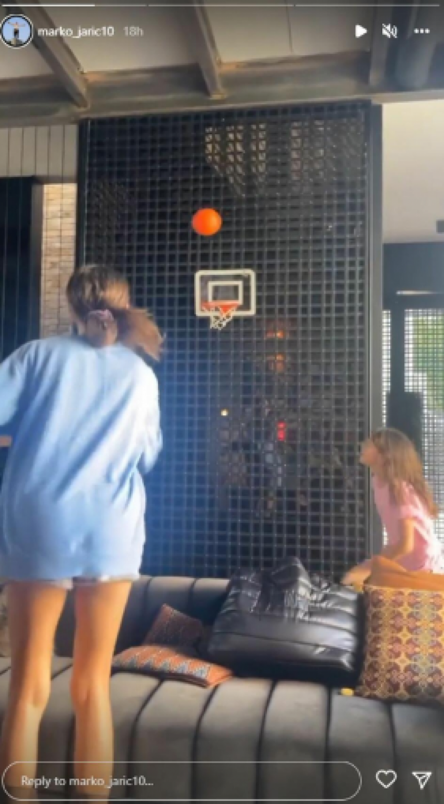 STIGLE ĆERKE MARKA JARIĆA U SRBIJU Devojčice uživaju kod njega u Beogradu, a jedan detalj nikome nije promakao (FOTO)