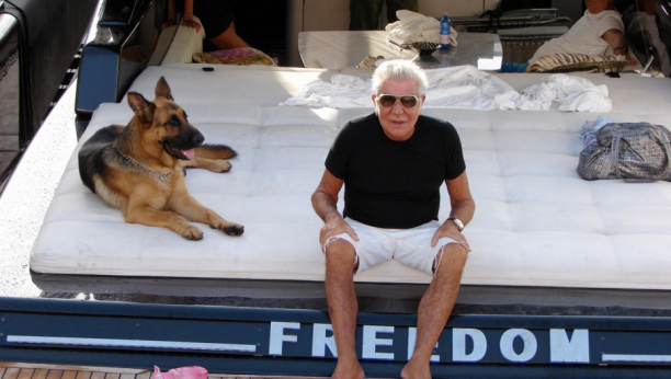 INTERNET GORI ZBOG OVE FOTOGRAFIJE Pogledajte kako na plaži izgledaju čuveni Roberto Kavali (80) i njegova devojka Sandra (35)