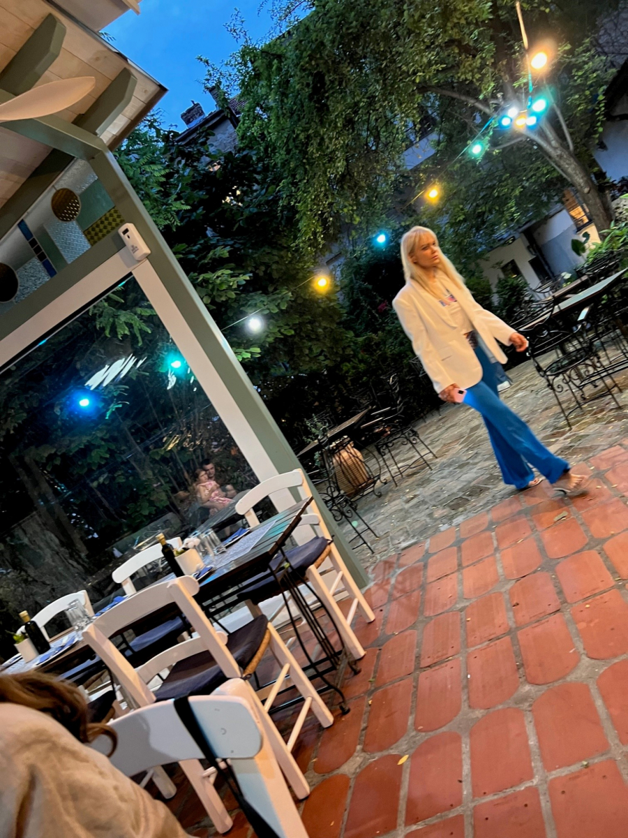 NAPUŠTA VEČERU ZBOG SELFIJA Lenu Kovačević uhvatio je paparaco Alo! sa porodicom u jednom restoranu