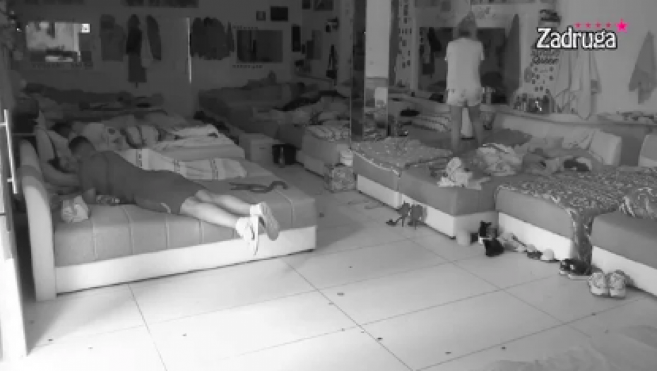 NE MOŽE BEZ NJE Zola prišao uspavanoj Viki, pa joj oktiro ovo, ne odvaja se od nje