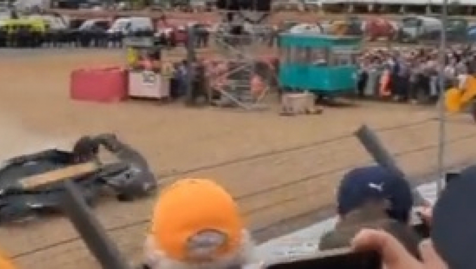 TRAGEDIJA IZBEGNUTA ZA DLAKU Pojavio se snimak iz drugog ugla, bolid leteo na publiku (VIDEO)