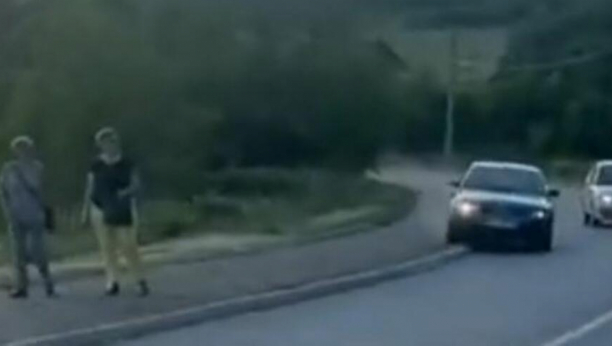 JEZIVE SCENE U BORU "Audijem" divljao u punoj brzini, vozio trotoarom gde su bili pešaci (VIDEO)