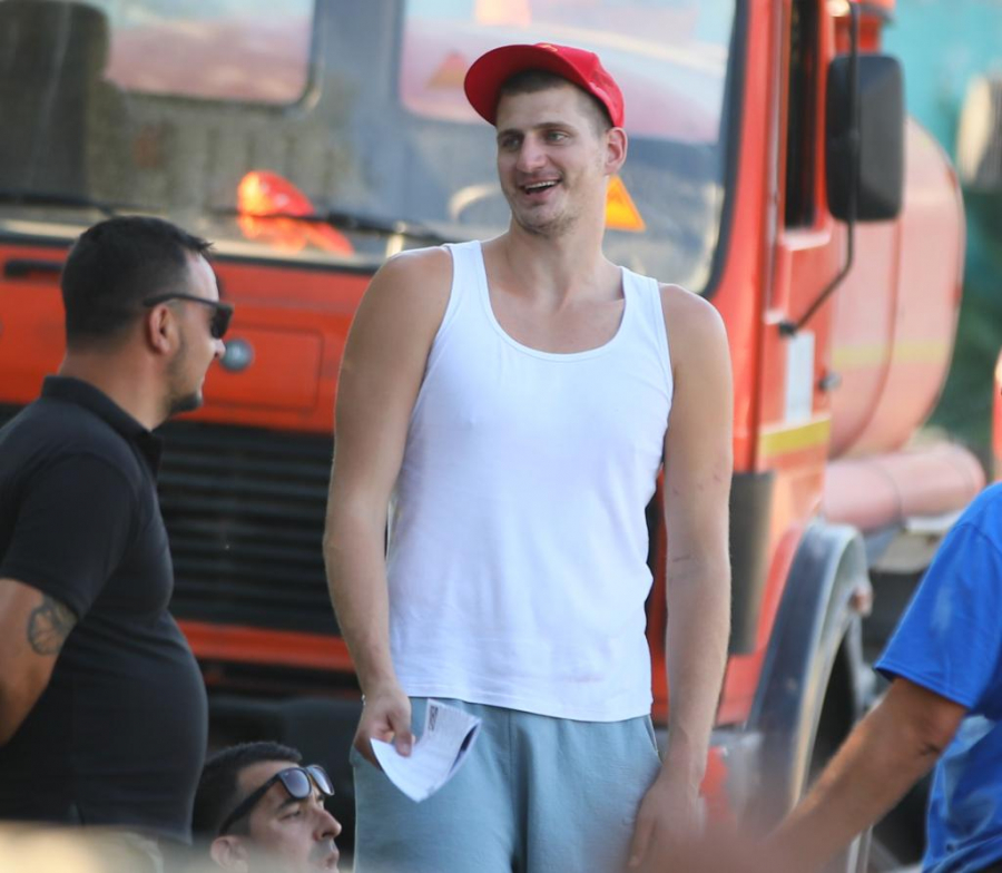 JOKIĆ KAO SAV NORMALAN SVET Superstar od 273 miliona dolara u majici od 273 dinara (FOTO)