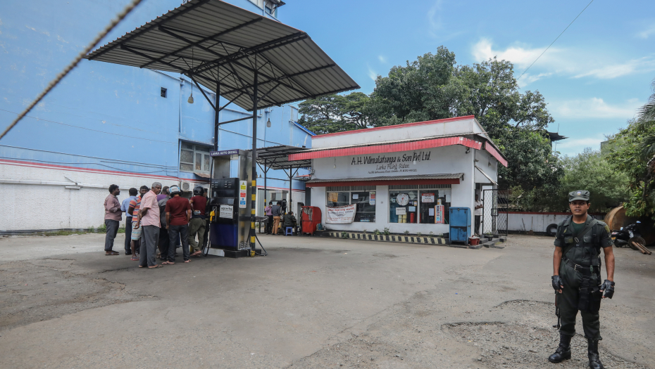 ZEMLJA KOJA JE SUOČENA SA NAJGOROM EKONOMSKOM KRIZOM Zalihe benzina u Šri Lanki dovoljne za manje od jednog dana, zatvorene škole