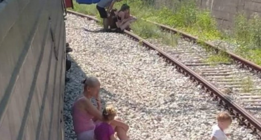 DOBILI SMO KEKS I VODU Ispovest putnice iz voza zaglavljenog kod Brodareva (FOTO)
