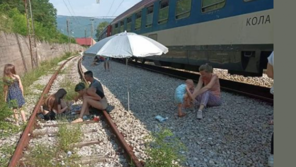 DOBILI SMO KEKS I VODU Ispovest putnice iz voza zaglavljenog kod Brodareva (FOTO)