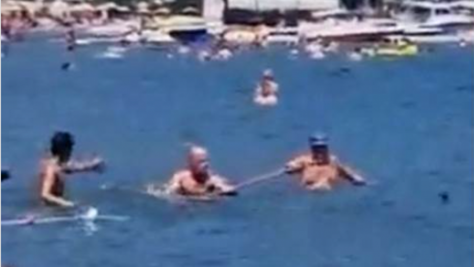 AJKULA MEĐU KUPAČIMA U MARMARISU? Stravičan snimak muškarca koji je udara (VIDEO)