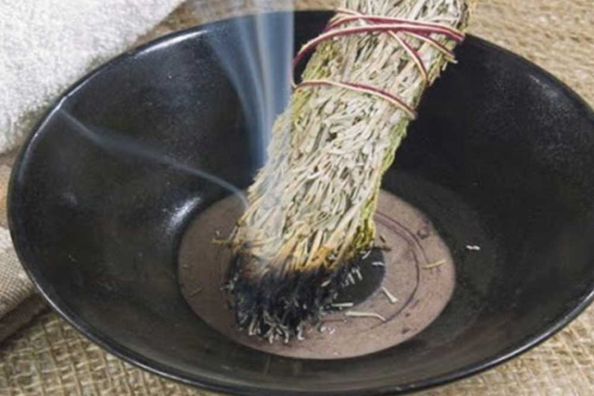 PROČISTITE VAZDUH I ISTERAJTE ZLO Savijte listove žalfije u “štapić” i zapalite, sprečićete glavobolju, kašalj, rak pluća i srčane bolesti