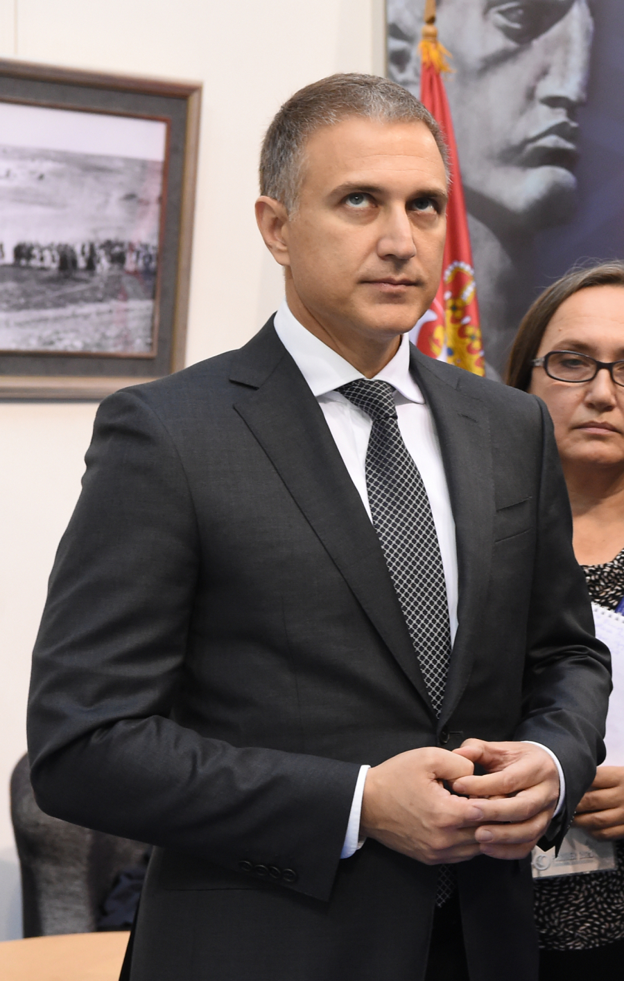 SPRDNJA Nebojša Stefanović objavio fotografiju koja je pokrenula lavinu komentara: Da li on to sluša pritisak?