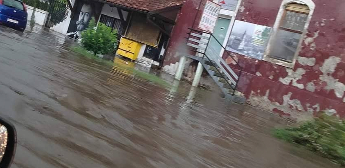 VOJVOĐANSKA POD VODOM Žestoki pljuskovi izazvali poplavu u beogradskoj ulici, nevreme se ne smiruje (FOTO)
